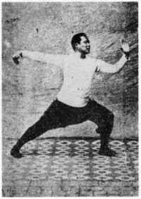 Yang Chengfu mentre esegue una classica tecnica di taijiquan (1918 circa)